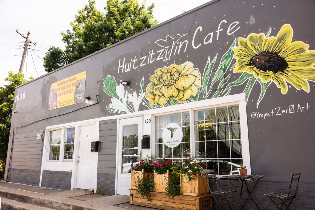 Fachada de Huitzitzilin Cafe con el mural del colibrí — Oak Cliff, Dallas